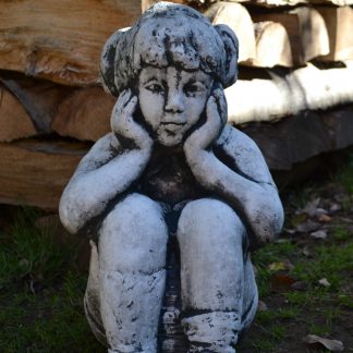 Fetiță mare șezând-cod- S 09-patinat/alb