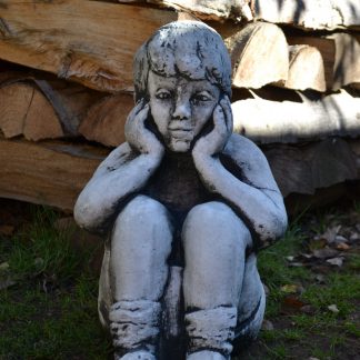 Băiat mare șezând-cod- S 01- patinat/alb