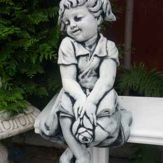 Fetiță pe bancă-cod- S10-patinat/alb-