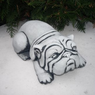 Cățel haios mare culcat/patinat-alb