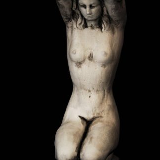 Statuetă nud in genunchi-cod- S17-patinat/alb-